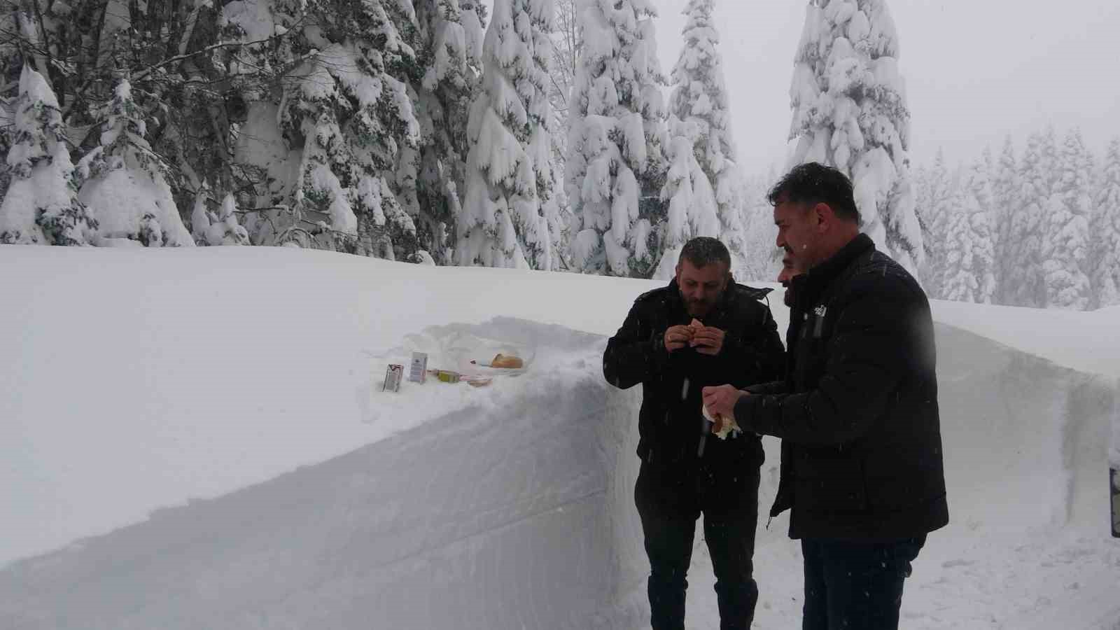 Kar altındaki köy yollarında "kar savaşçıları"ndan yoğun mesai
