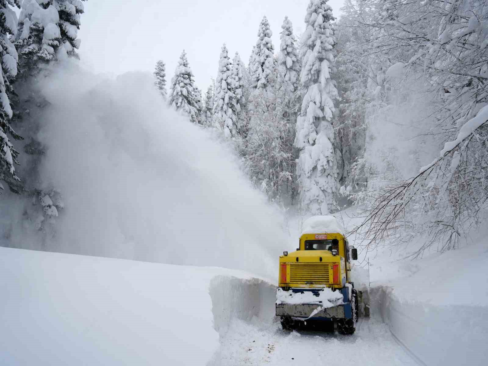 Kar altındaki köy yollarında "kar savaşçıları"ndan yoğun mesai
