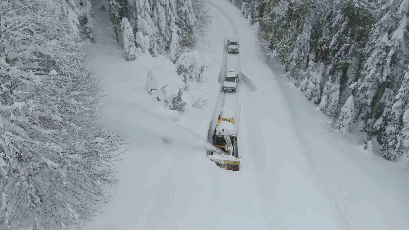 Kar altındaki köy yollarında "kar savaşçıları"ndan yoğun mesai
