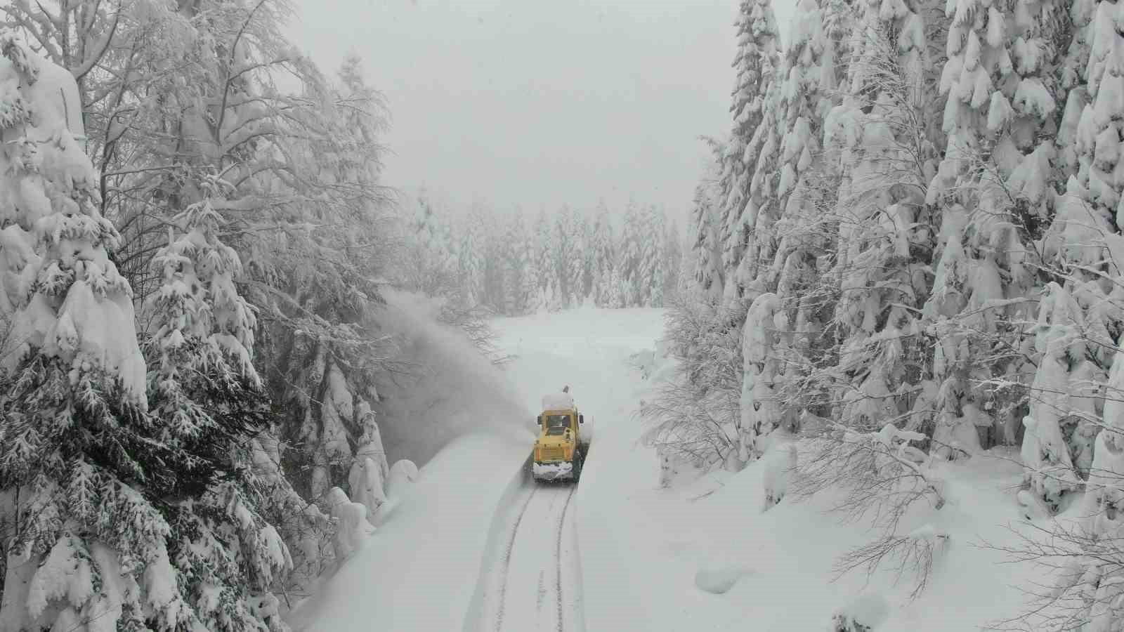 Kar altındaki köy yollarında "kar savaşçıları"ndan yoğun mesai
