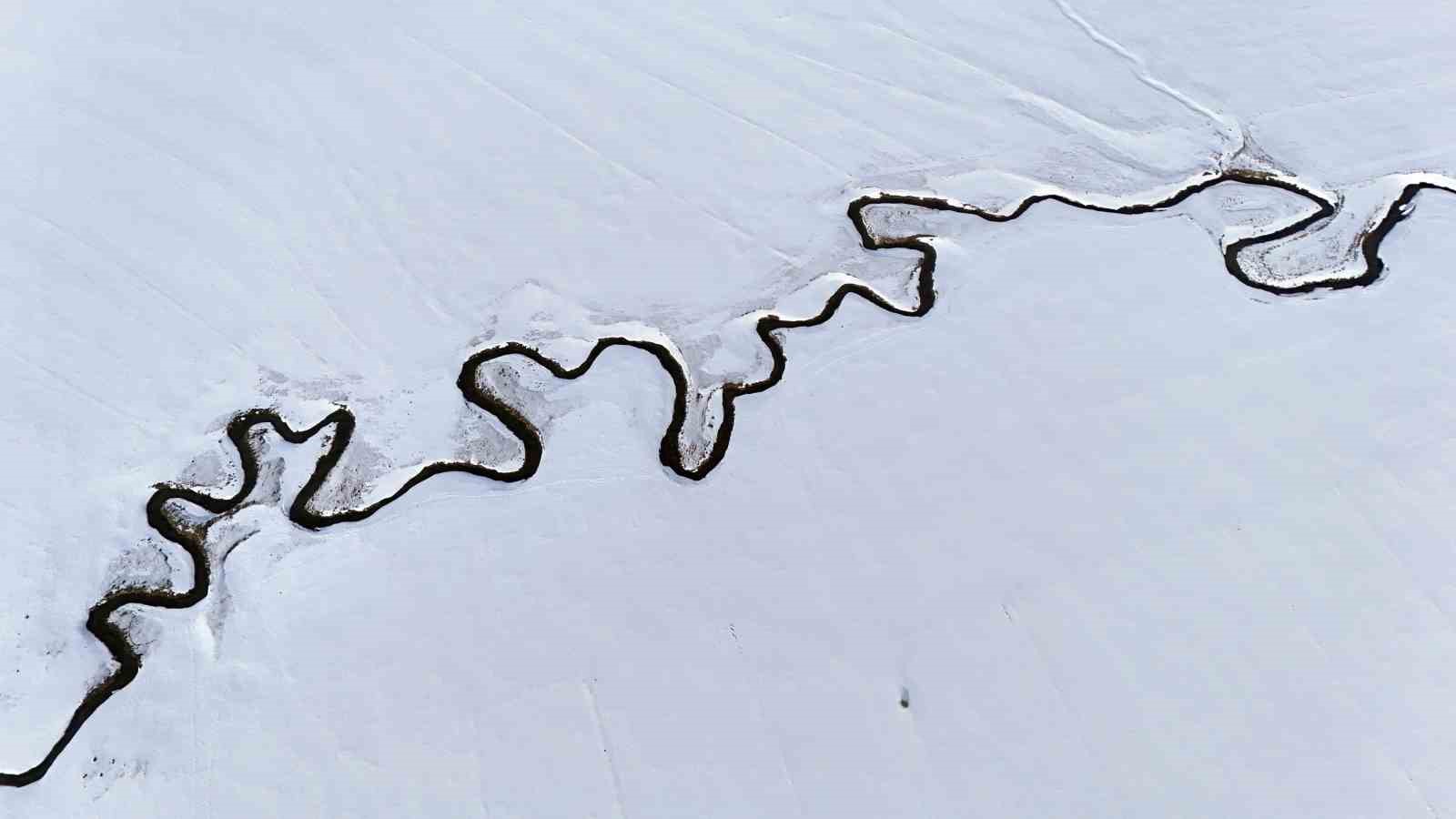 Kar altındaki menderesler güzel manzaralar oluşturuyor
