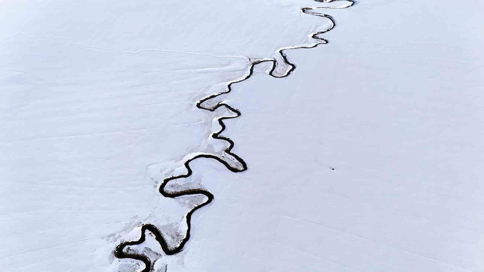 Kar altındaki menderesler güzel manzaralar oluşturuyor
