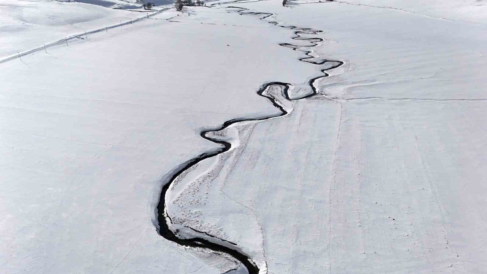 Kar altındaki menderesler güzel manzaralar oluşturuyor

