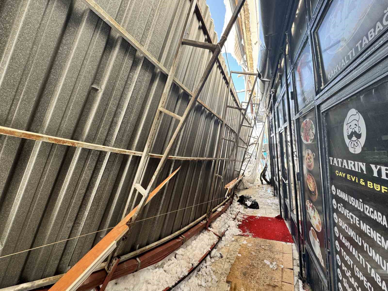 Kar birikintileri iş yerlerinin sundurmalarını çökertti
