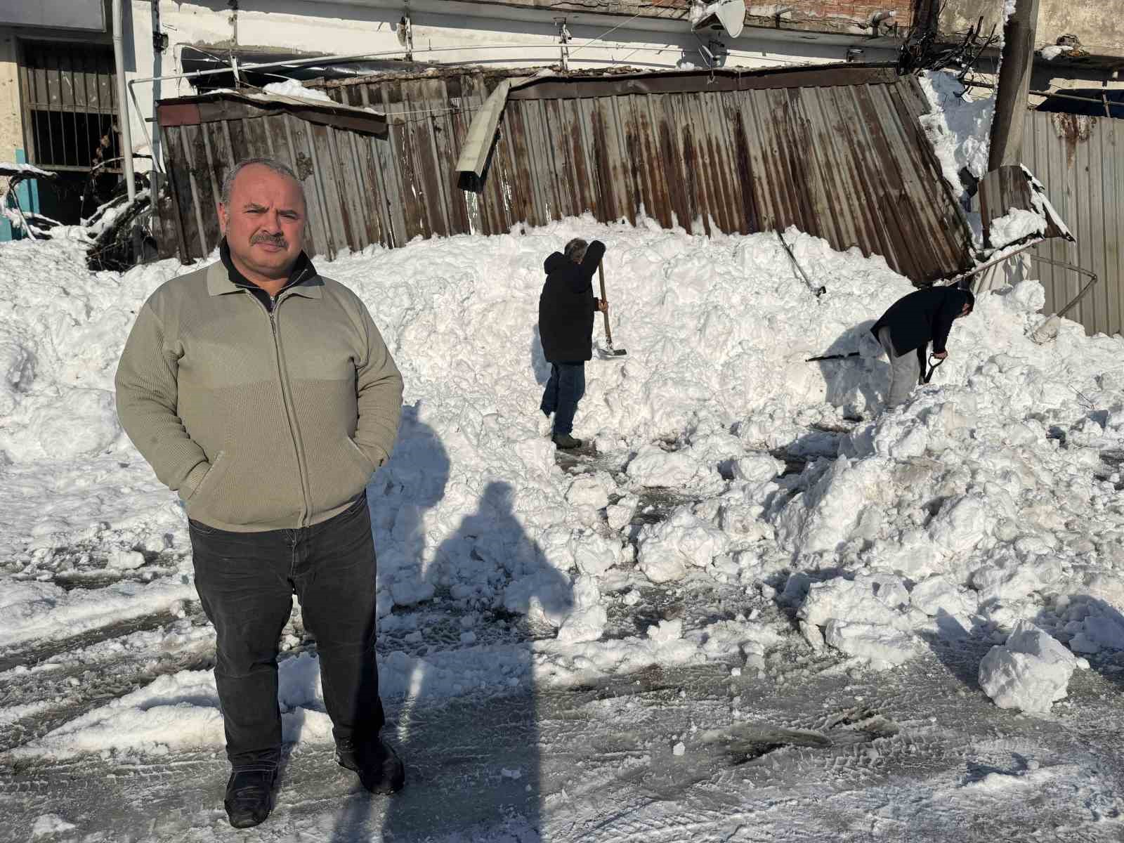 Kar birikintileri iş yerlerinin sundurmalarını çökertti
