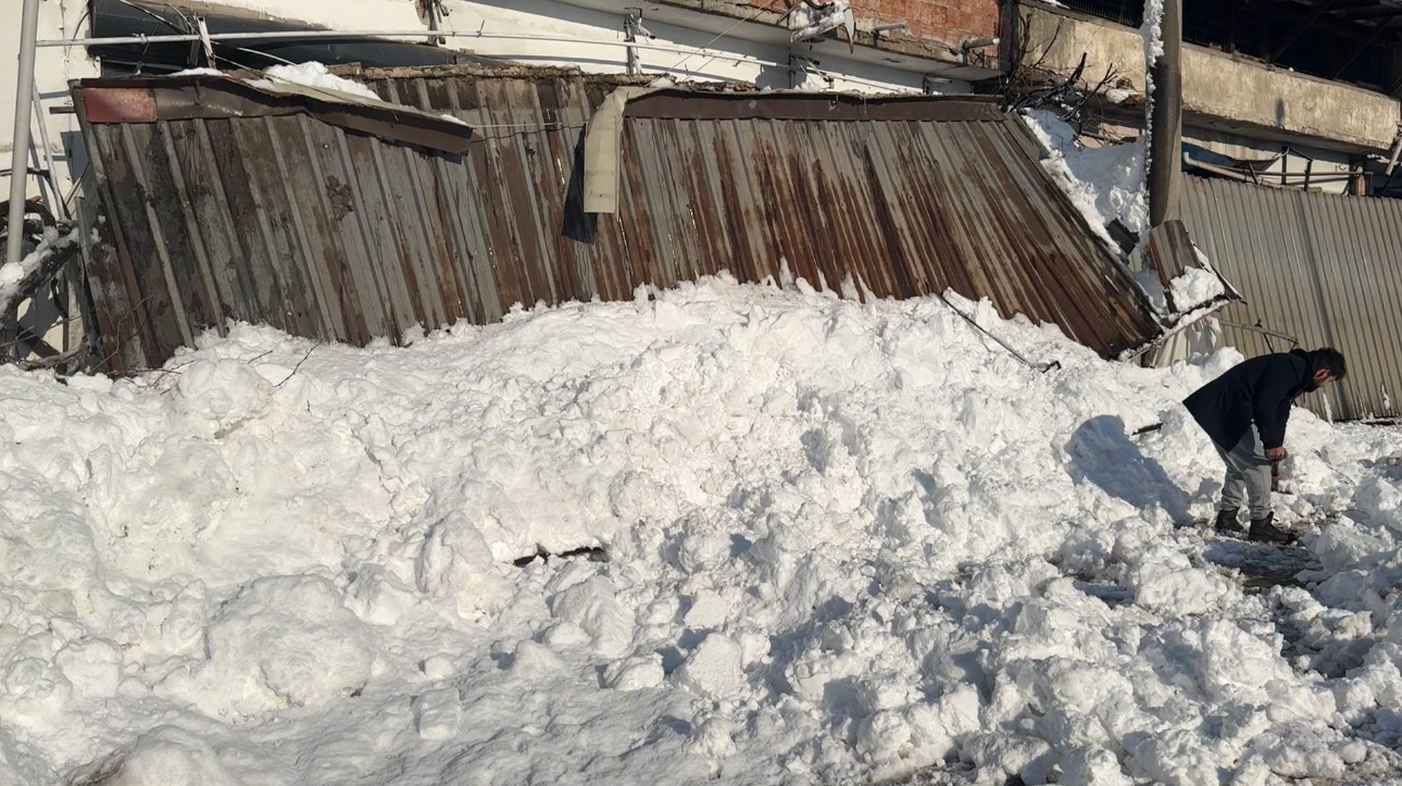 Kar birikintileri iş yerlerinin sundurmalarını çökertti
