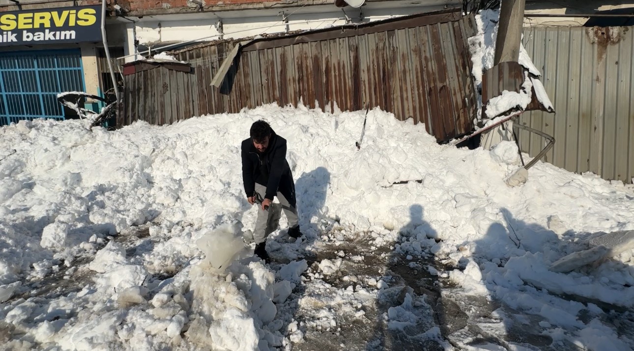 Kar birikintileri iş yerlerinin sundurmalarını çökertti
