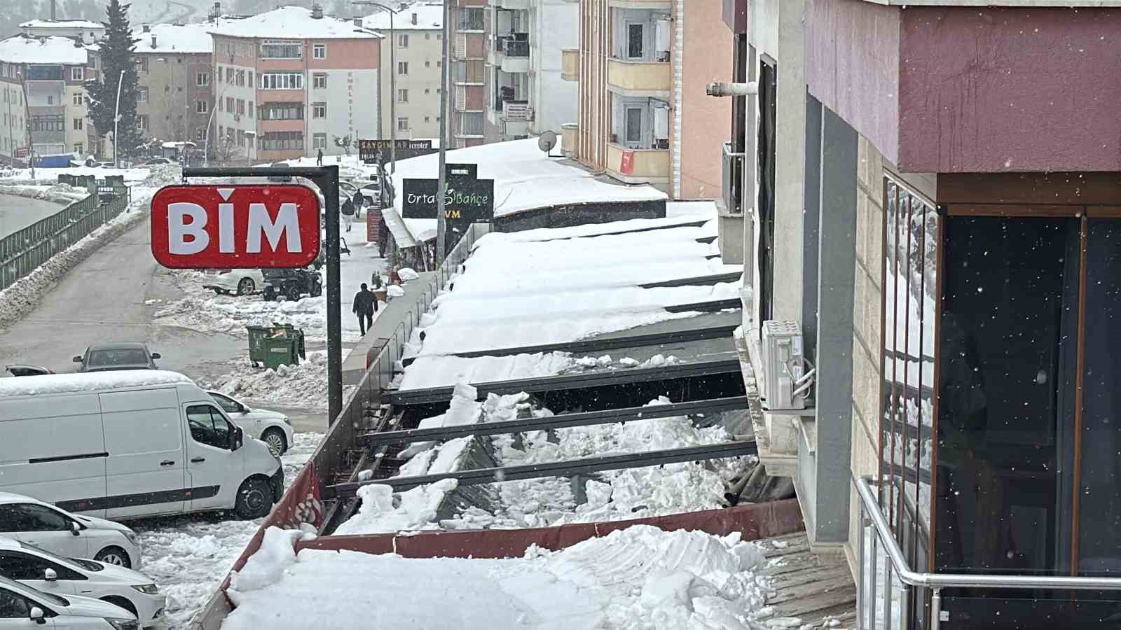 Kar birikintisi zincir marketin çatısını çökertti
