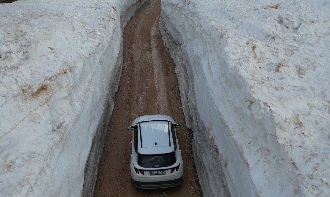 Kar duvarları arasında kalan yol görenleri hayrete düşürdü
