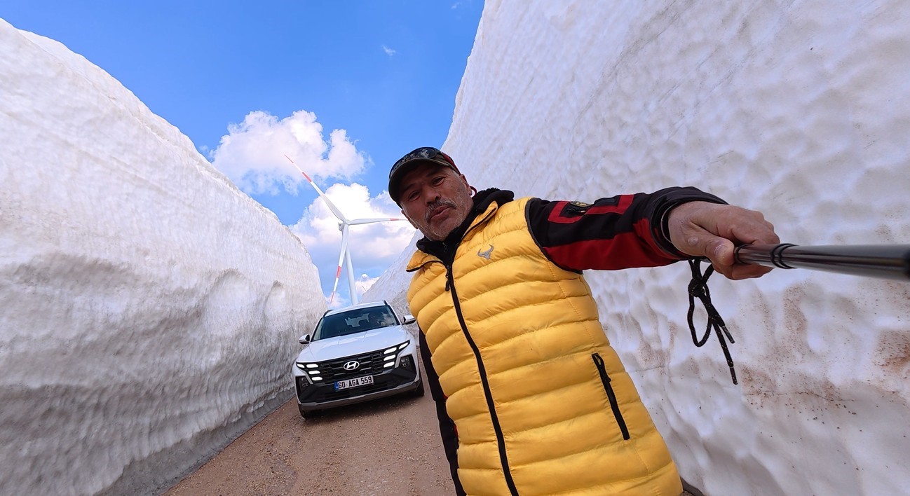 Kar duvarları arasında kalan yol görenleri hayrete düşürdü
