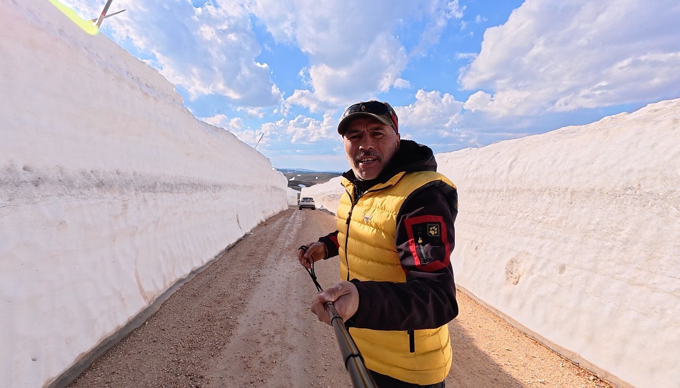 Kar duvarları arasında kalan yol görenleri hayrete düşürdü
