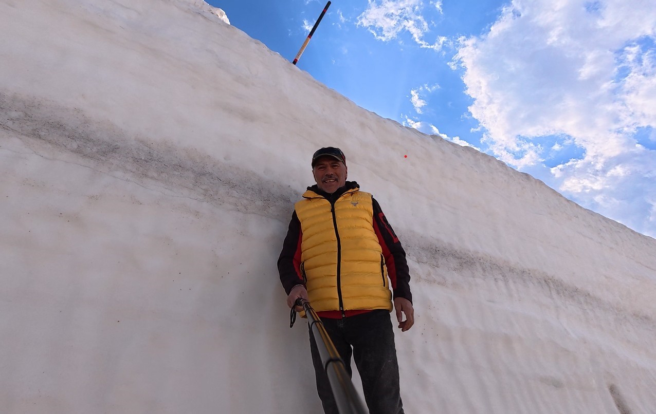 Kar duvarları arasında kalan yol görenleri hayrete düşürdü
