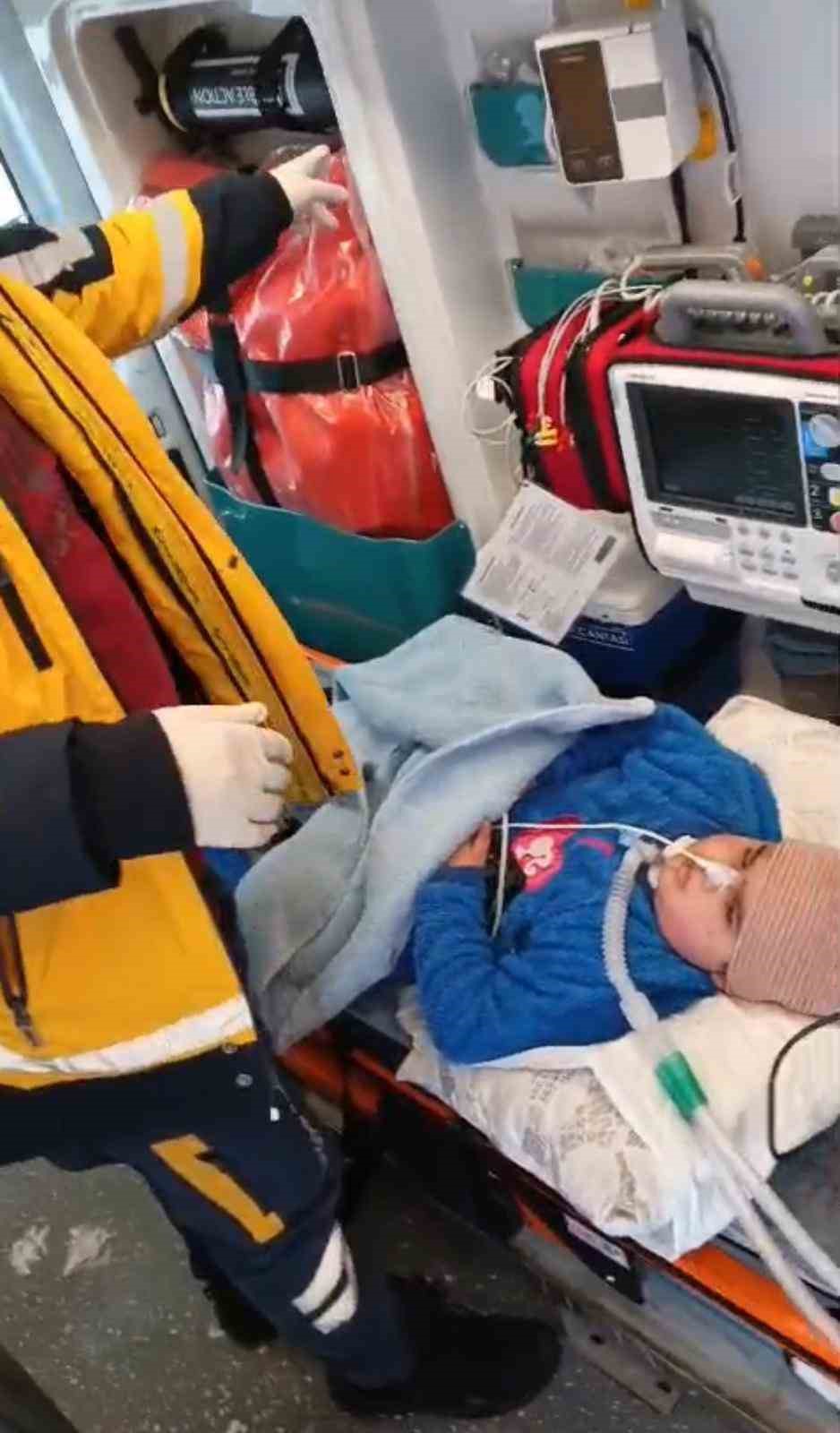 Kar engel tanımadı: Cihaza bağlı 7 yaşındaki Sinan hastaneye ulaştırıldı
