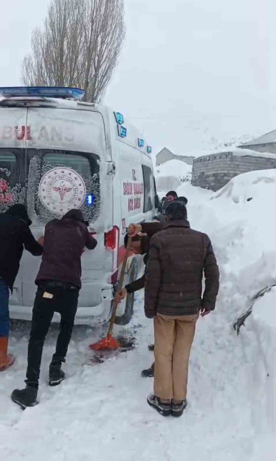 Kar engel tanımadı: Cihaza bağlı 7 yaşındaki Sinan hastaneye ulaştırıldı

