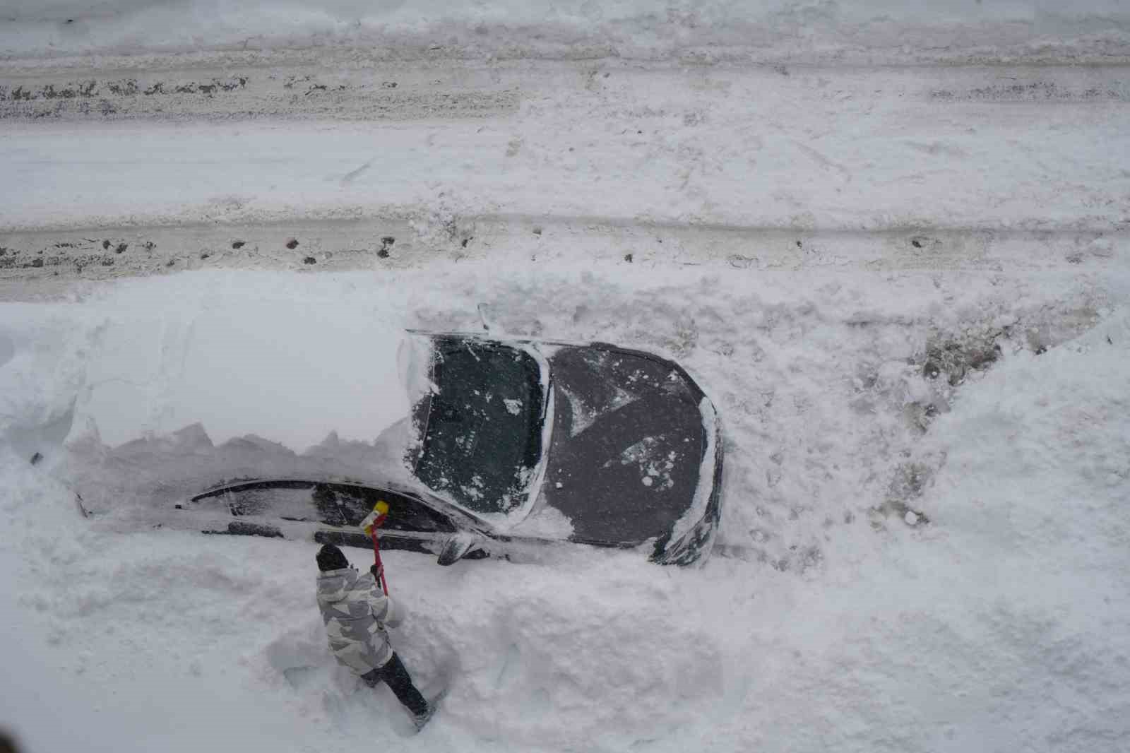 Kar Erzurum’u esir aldı, araçlar karın içinde kayboldu
