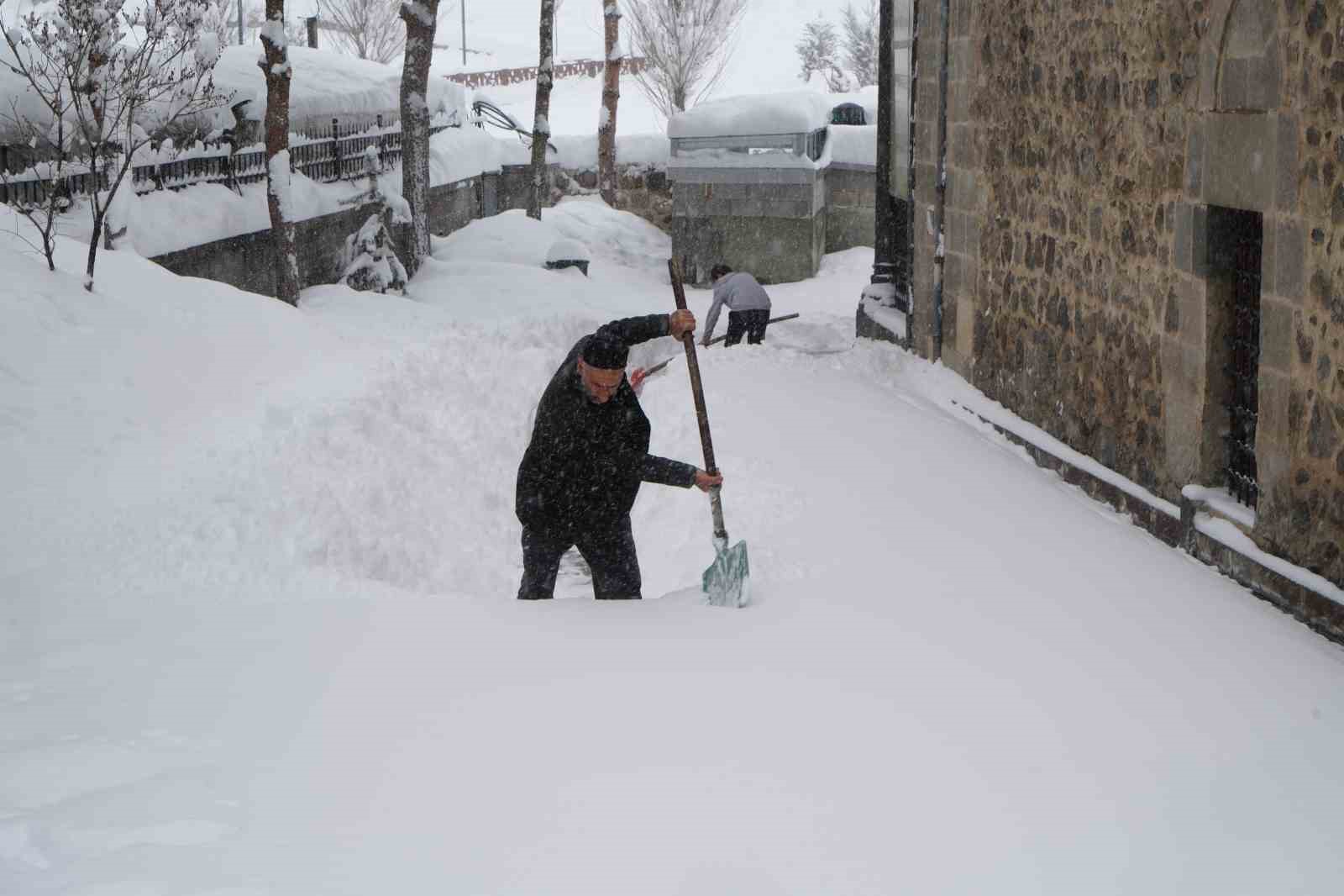 Kar Erzurum’u esir aldı, araçlar karın içinde kayboldu
