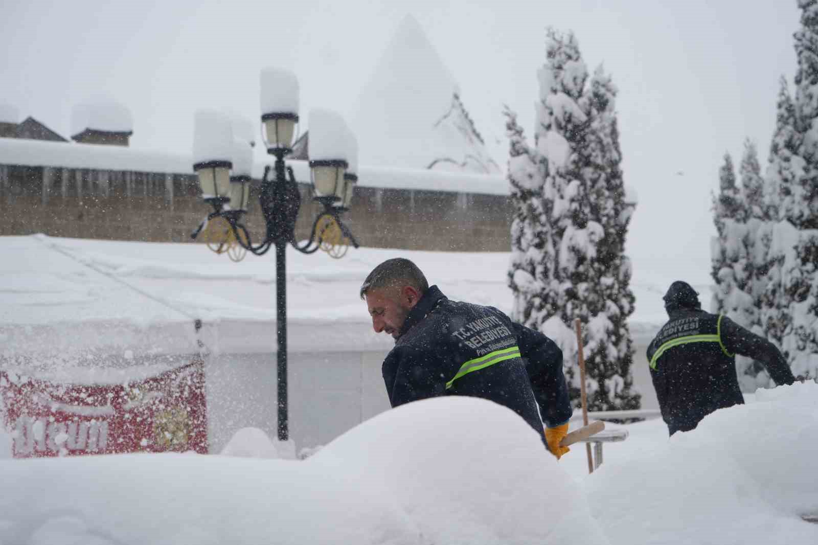 Kar Erzurum’u esir aldı, araçlar karın içinde kayboldu
