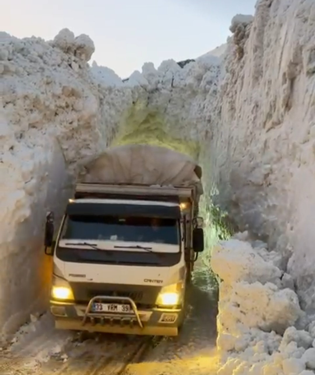 Kar esareti tünelle aşılıyor: Dikmetaş mezrasında yaşam koridoru
