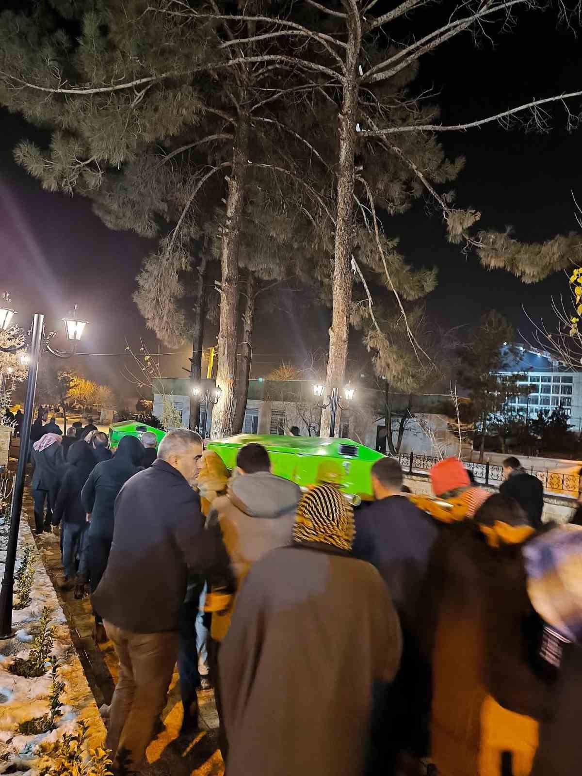 Kar faciasında ölen 3 çocuk gözyaşları arasında toprağa verildi
