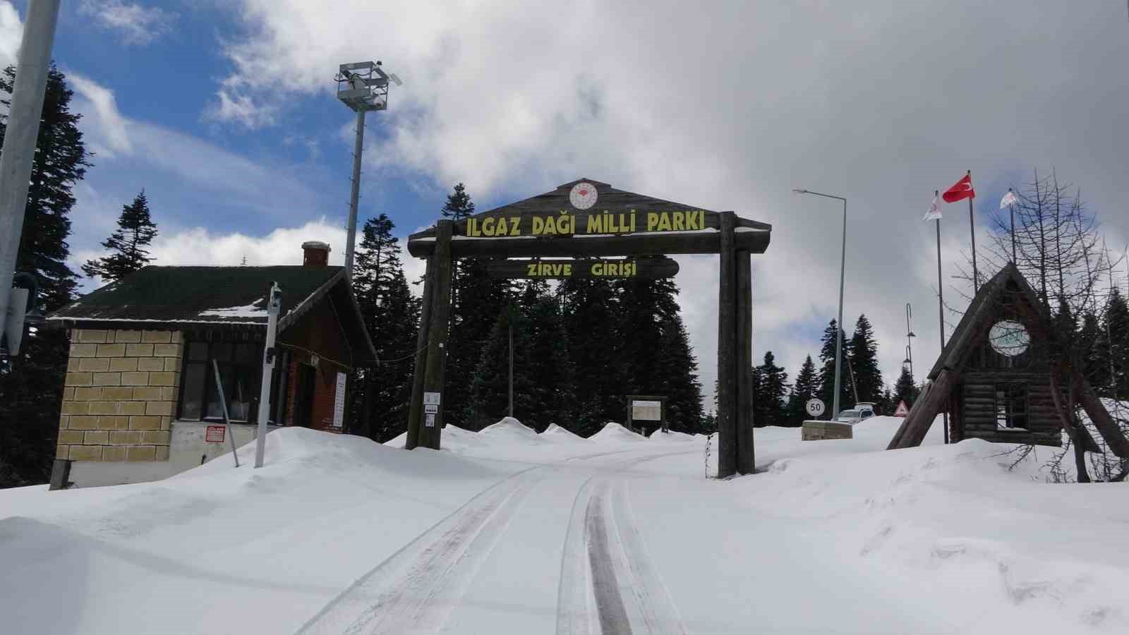 Kar geri döndü: Nisan ayında kışı aratmayan manzara
