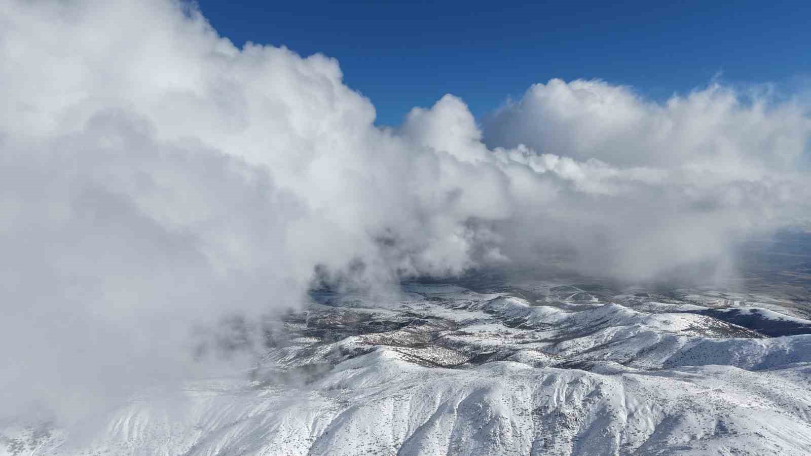 Kar hasretini bin 744 rakımlı dağda giderdiler: Zirvede kış manzarası görsel şölen sundu
