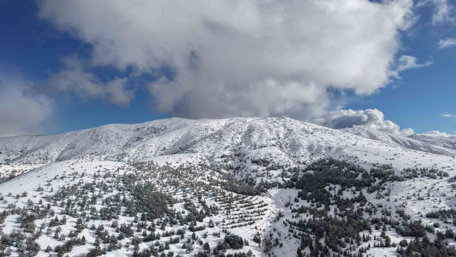 Kar hasretini bin 744 rakımlı dağda giderdiler: Zirvede kış manzarası görsel şölen sundu
