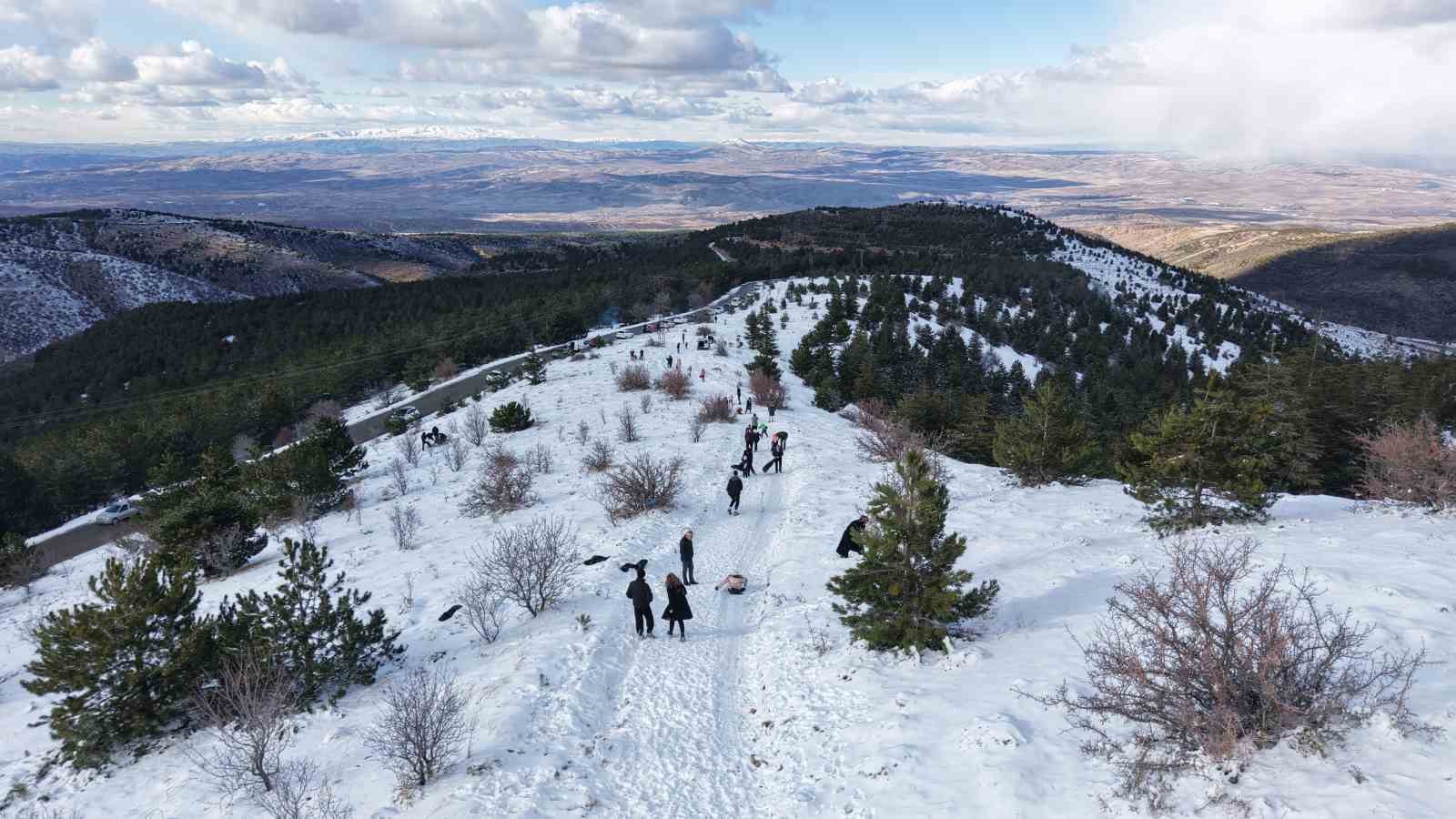 Kar hasretini bin 744 rakımlı dağda giderdiler: Zirvede kış manzarası görsel şölen sundu
