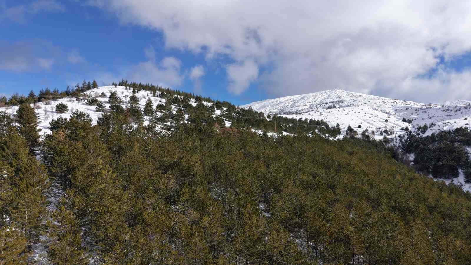 Kar hasretini bin 744 rakımlı dağda giderdiler: Zirvede kış manzarası görsel şölen sundu
