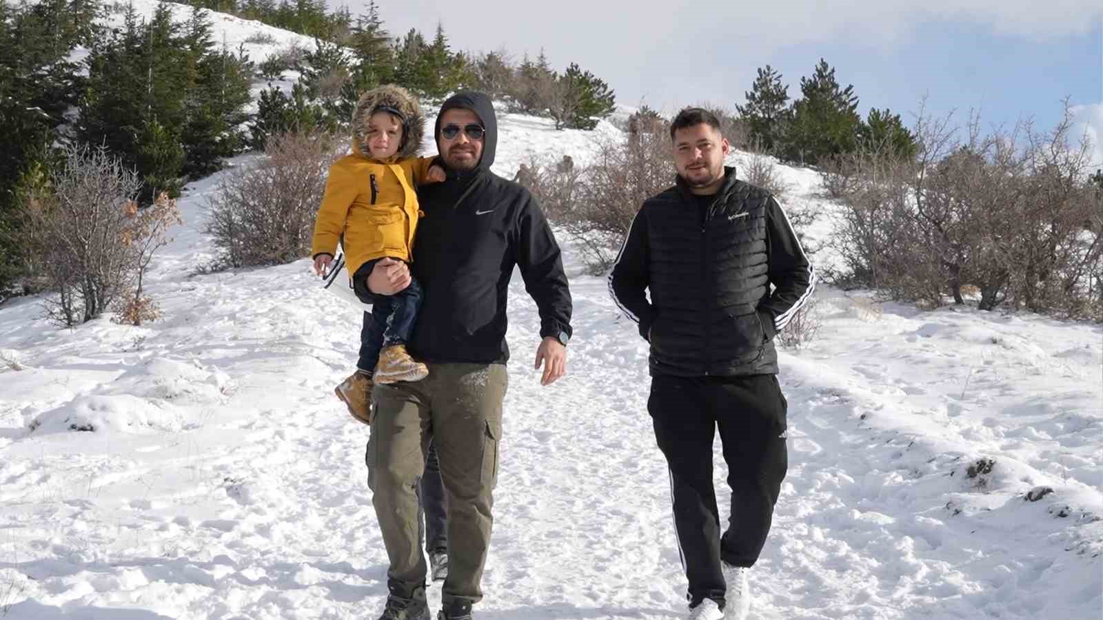 Kar hasretini bin 744 rakımlı dağda giderdiler: Zirvede kış manzarası görsel şölen sundu
