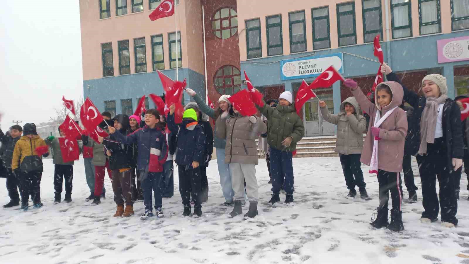 Kar ile bayraklar birleşti, okullar kırmızı-beyaza büründü
