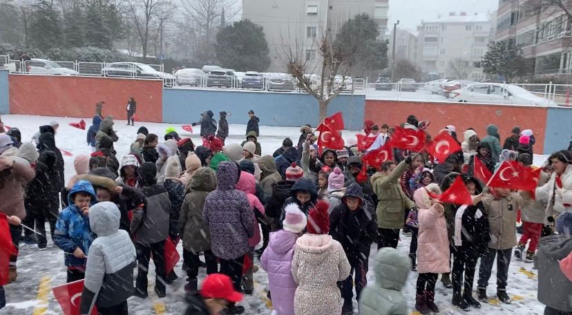Kar ile bayraklar birleşti, okullar kırmızı-beyaza büründü
