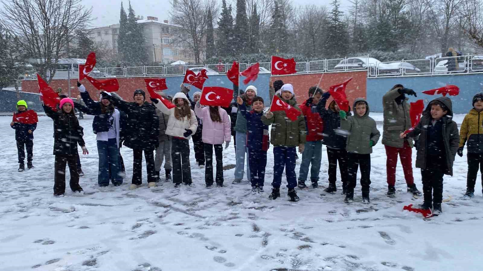 Kar ile bayraklar birleşti, okullar kırmızı-beyaza büründü
