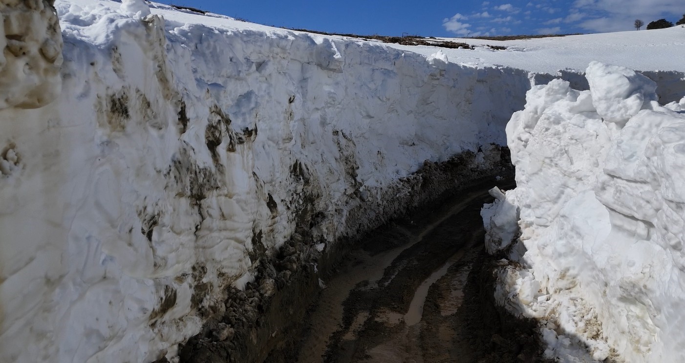Kar iş makinelerinin boyunu aştı, kapalı yollar böyle açıldı
