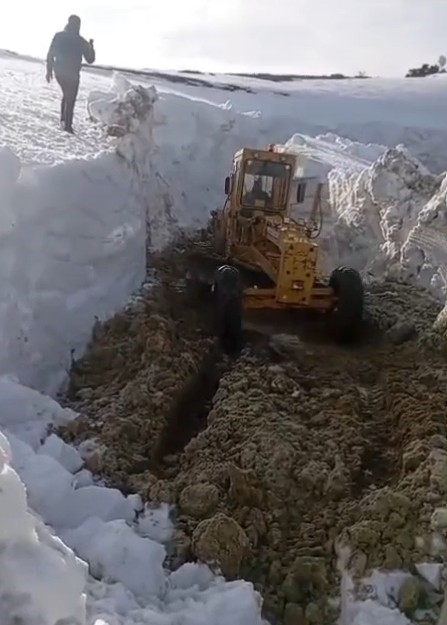 Kar iş makinelerinin boyunu aştı, kapalı yollar böyle açıldı
