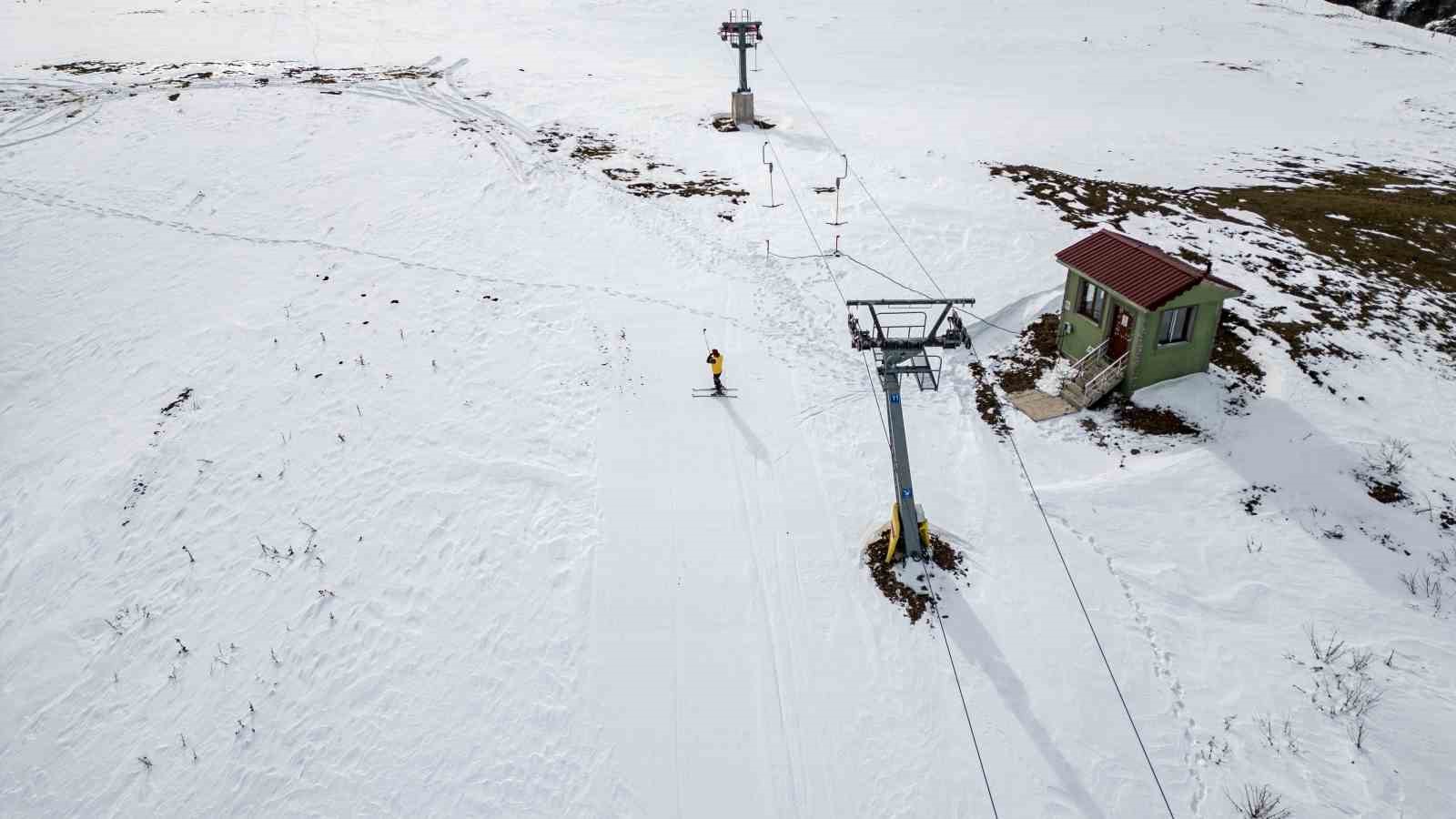 Kar kalınlığı 1 metreye ulaştı, kayak tesisi sezon açılışına hazırlanıyor
