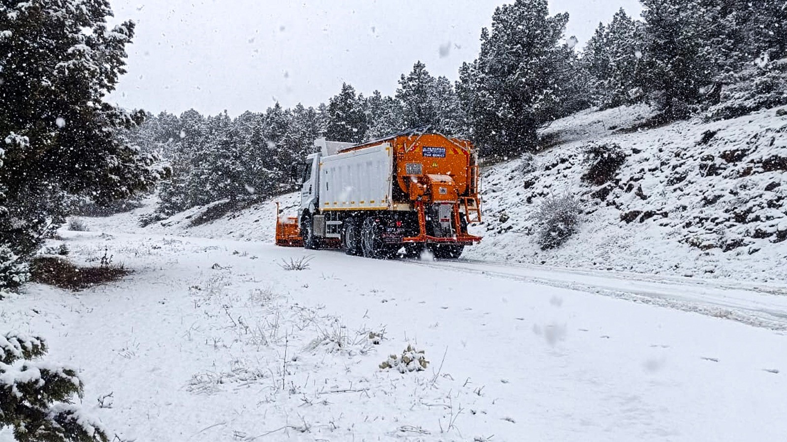 Kar kalınlığı 25 santimetreye ulaşan Çameli’nde saha çalışmalar devam ediyor
