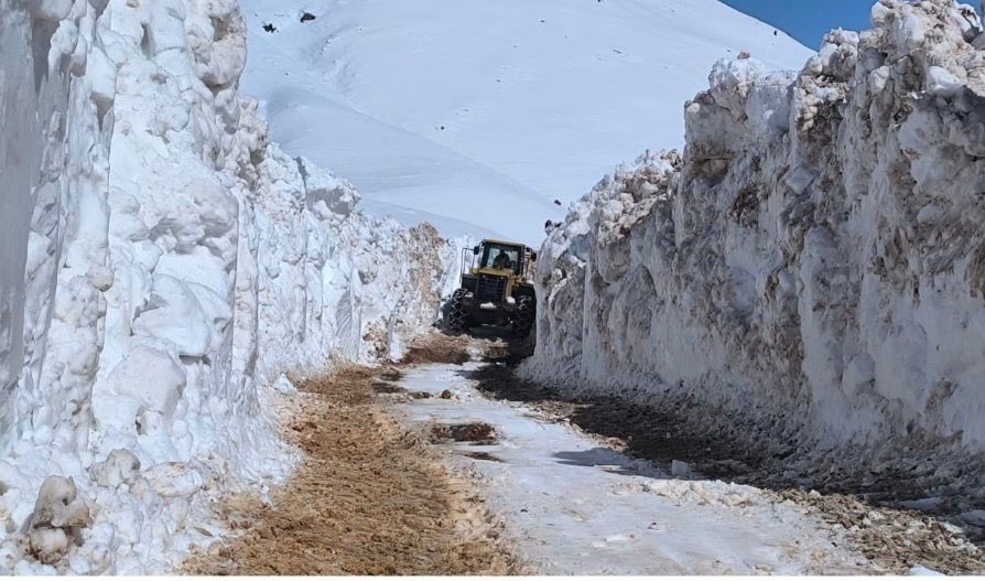 Kar kalınlığı 3 metreyi aşmıştı: Tunceli’de kapalı köy yolu kalmadı
