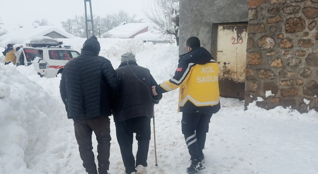 Kar kalınlığının 145 santimetreyi aştığı Ovacık’ta hayat kurtaran müdahale

