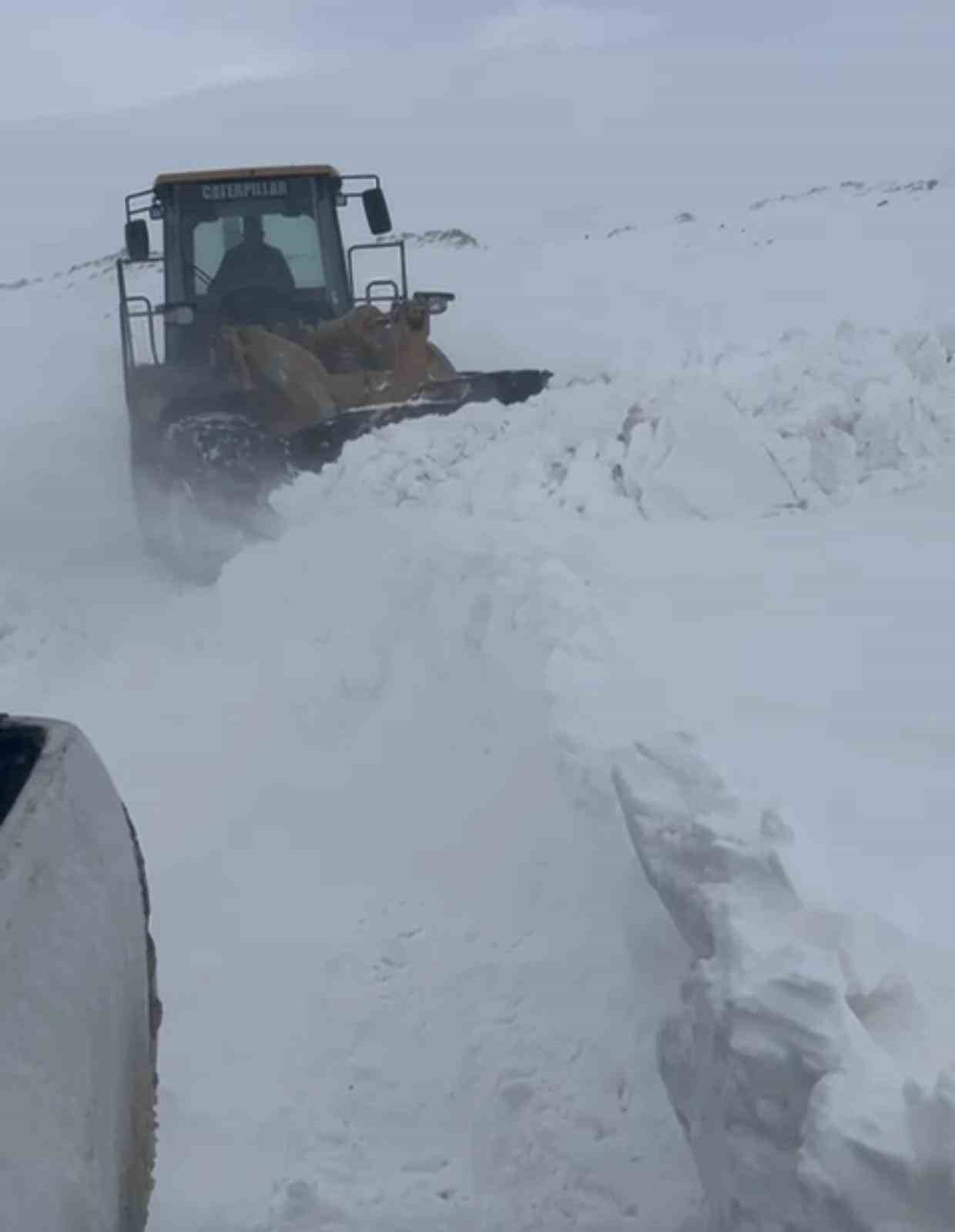 Kar kalınlığının 2 metreyi bulduğu Ağrı’da ekiplerin zorlu mesaisi

