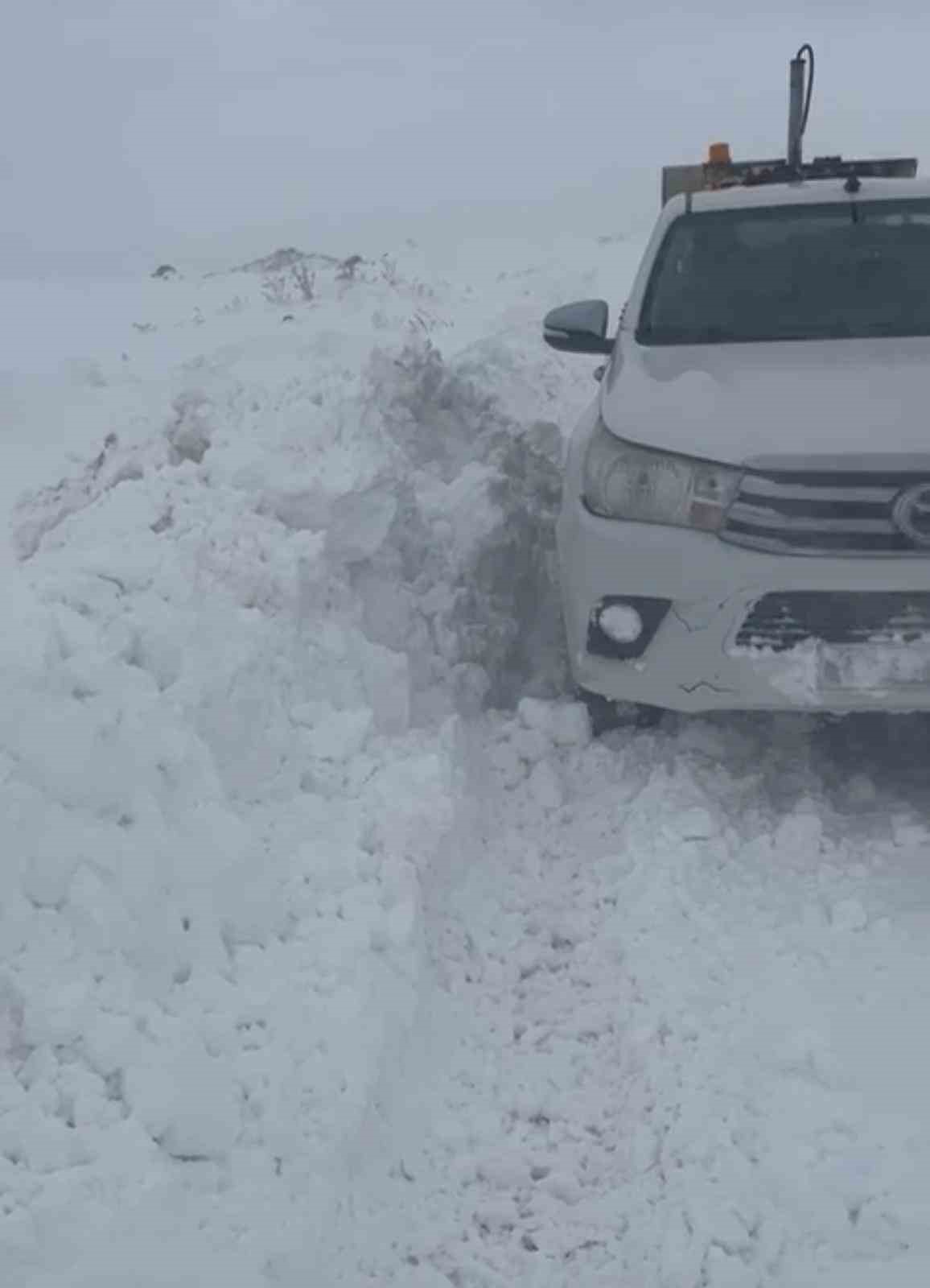 Kar kalınlığının 2 metreyi bulduğu Ağrı’da ekiplerin zorlu mesaisi
