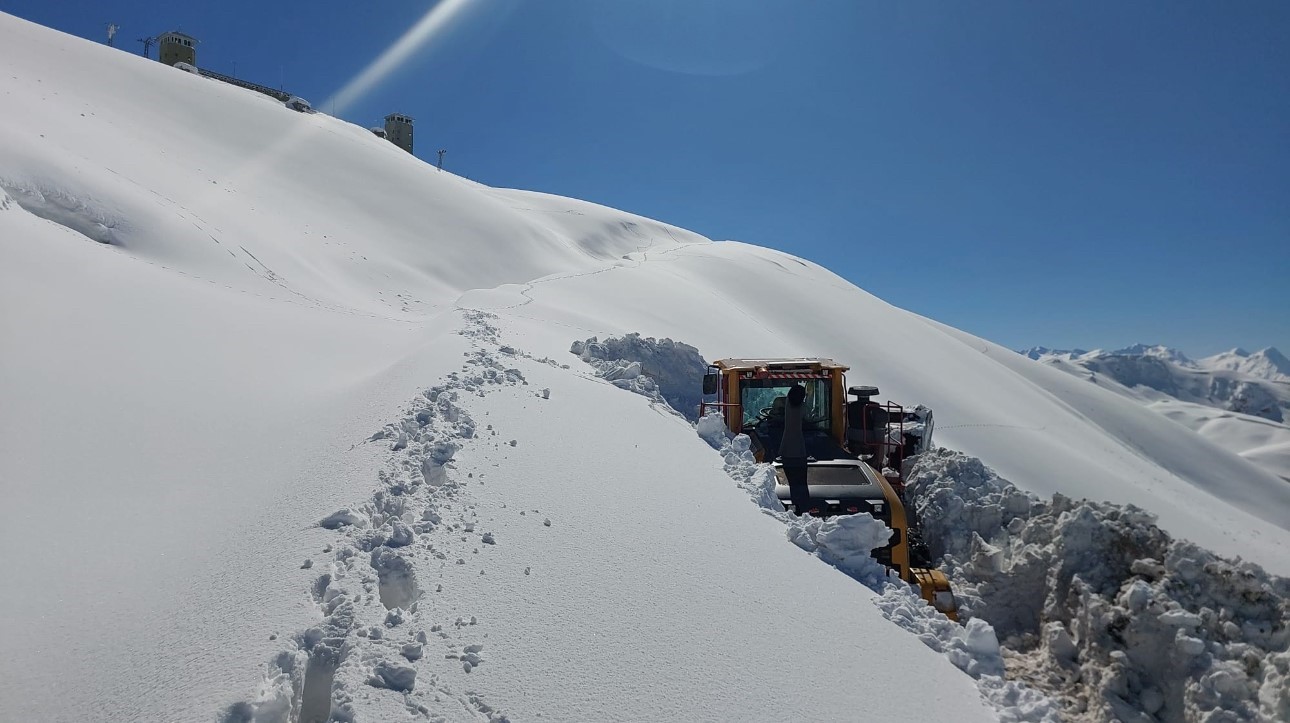 Kar kalınlığının 4 metreyi bulduğu Yüksekova’da kar savaşçılarının zorlu mesaisi

