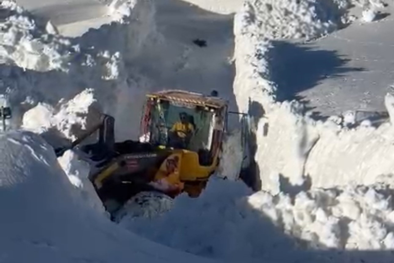 Kar kalınlığının 4 metreyi bulduğu Yüksekova’da kar savaşçılarının zorlu mesaisi
