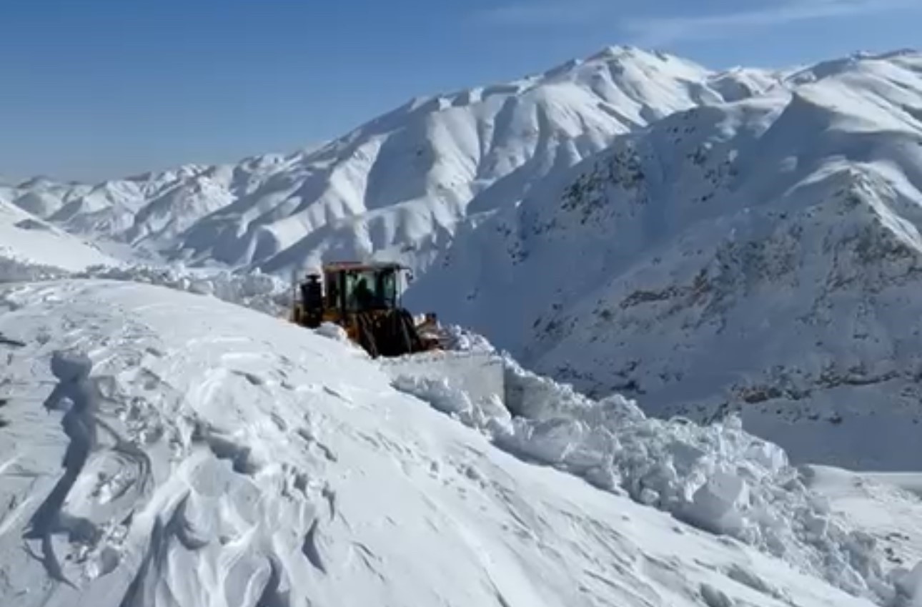 Kar kalınlığının 4 metreyi bulduğu Yüksekova’da kar savaşçılarının zorlu mesaisi
