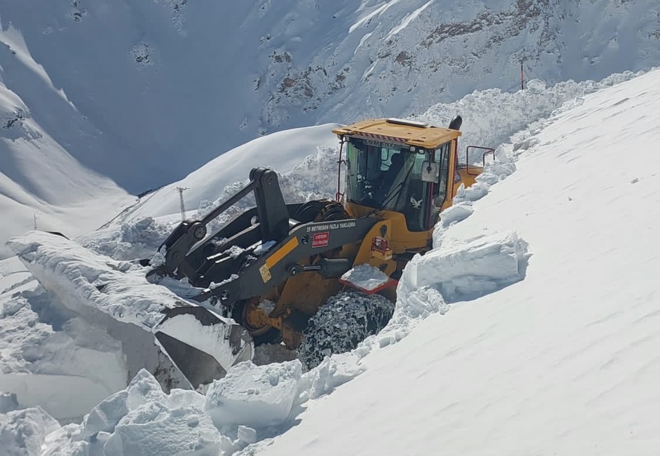 Kar kalınlığının 4 metreyi bulduğu Yüksekova’da kar savaşçılarının zorlu mesaisi
