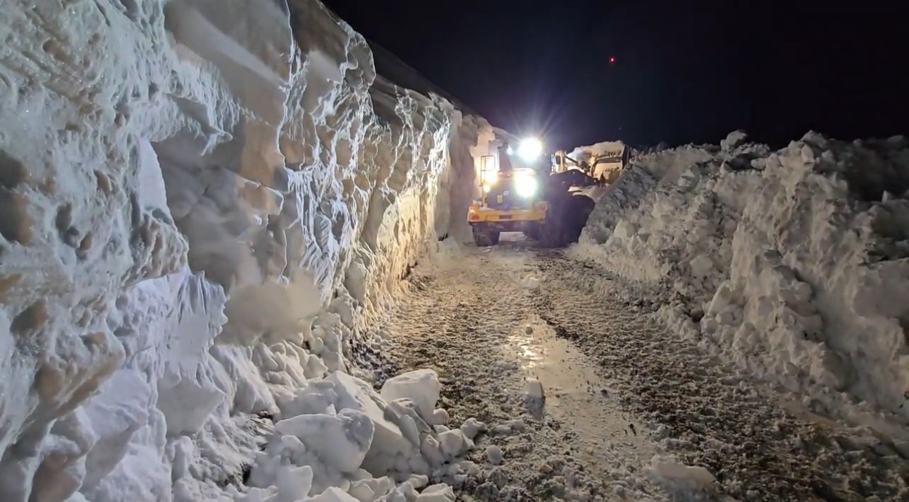 Kar kalınlığının 4 metreyi bulduğu Yüksekova’da kar savaşçılarının zorlu mesaisi
