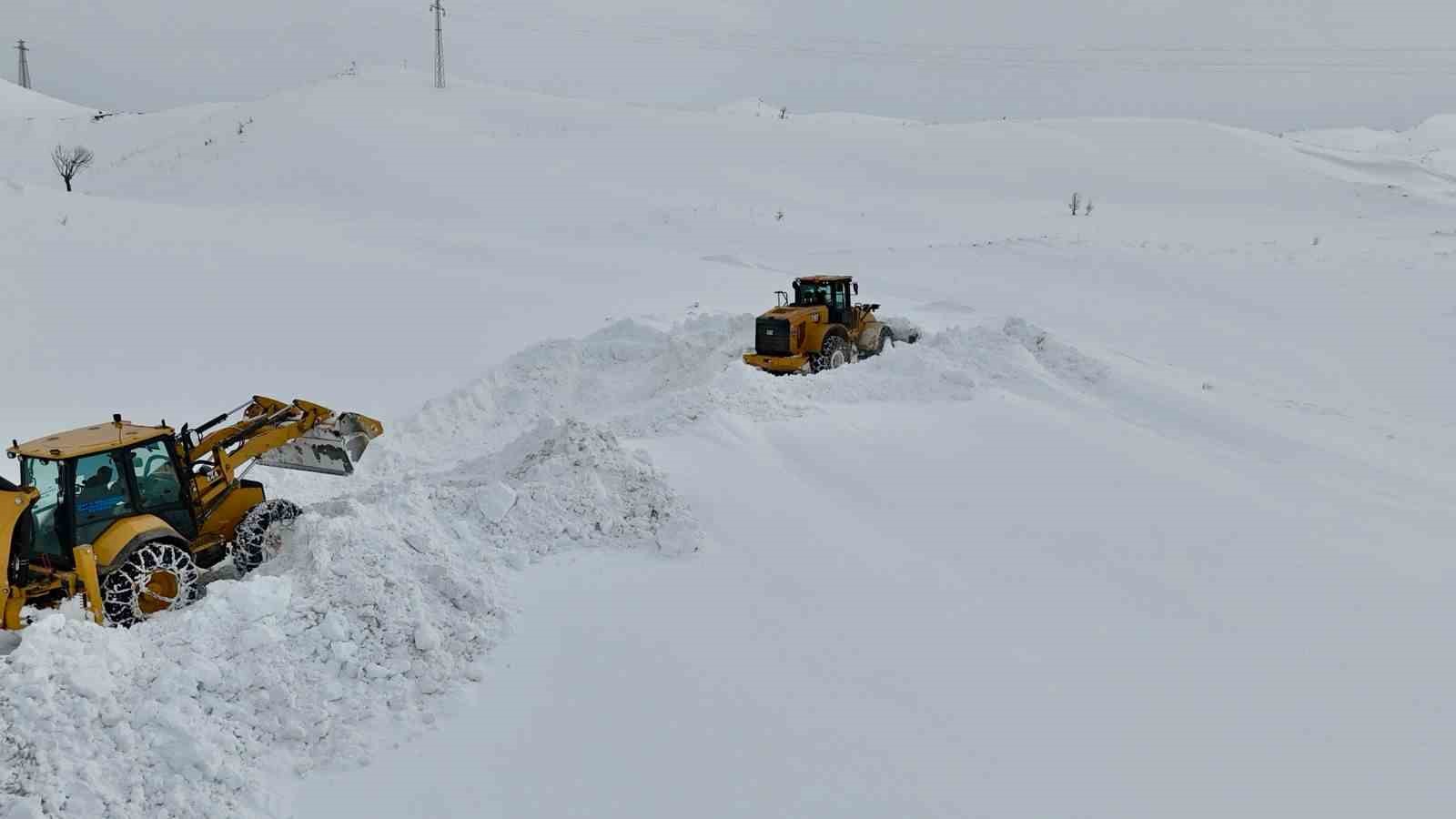 Kar kalınlığının yer yer 2 metreyi bulduğu bölgede yol açma çalışması
