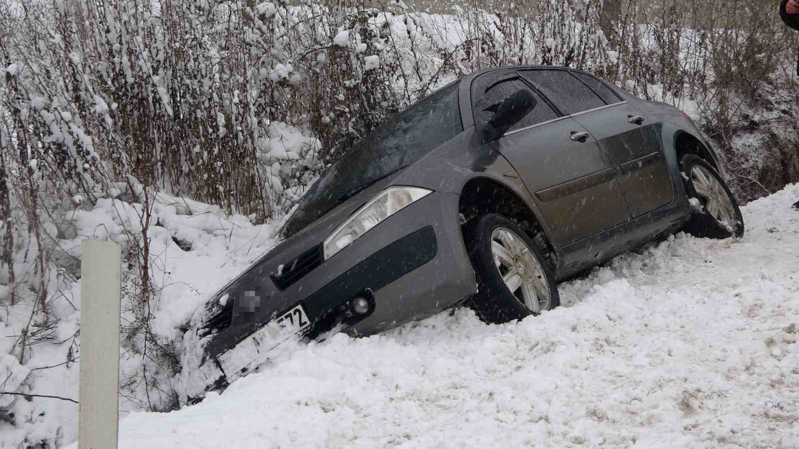 Kar kazayı beraberinde getirdi, yan yatan otomobildeki 4 kişi yaralandı
