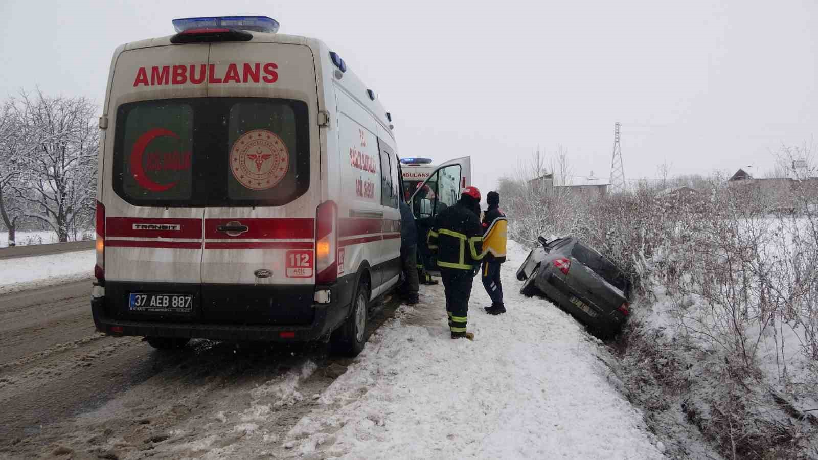 Kar kazayı beraberinde getirdi, yan yatan otomobildeki 4 kişi yaralandı
