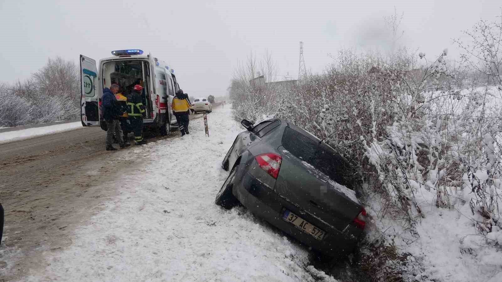 Kar kazayı beraberinde getirdi, yan yatan otomobildeki 4 kişi yaralandı
