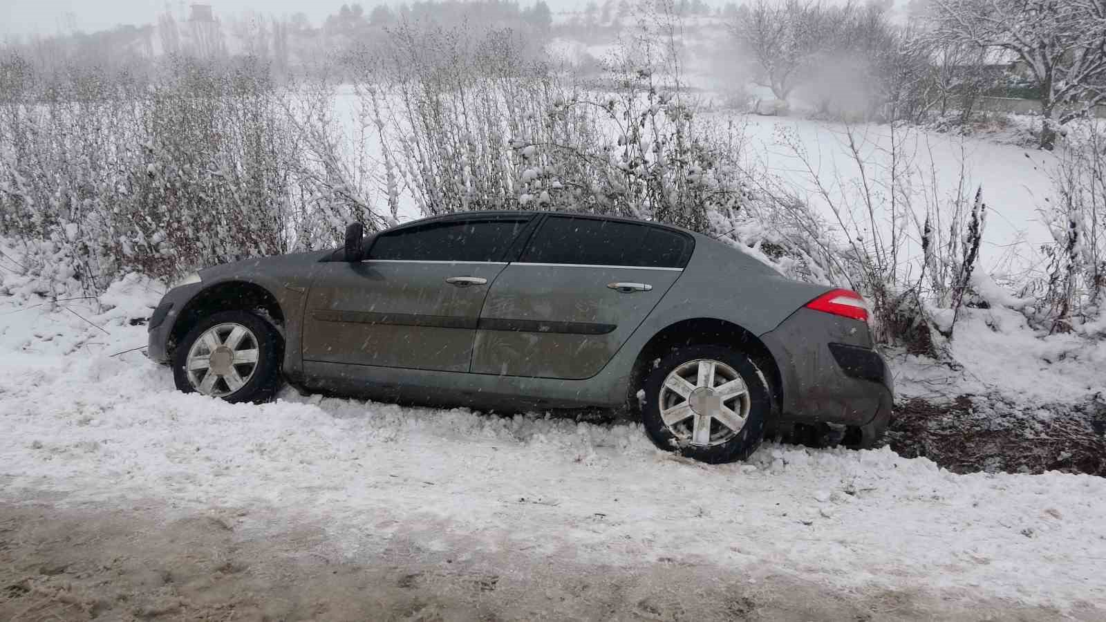 Kar kazayı beraberinde getirdi, yan yatan otomobildeki 4 kişi yaralandı
